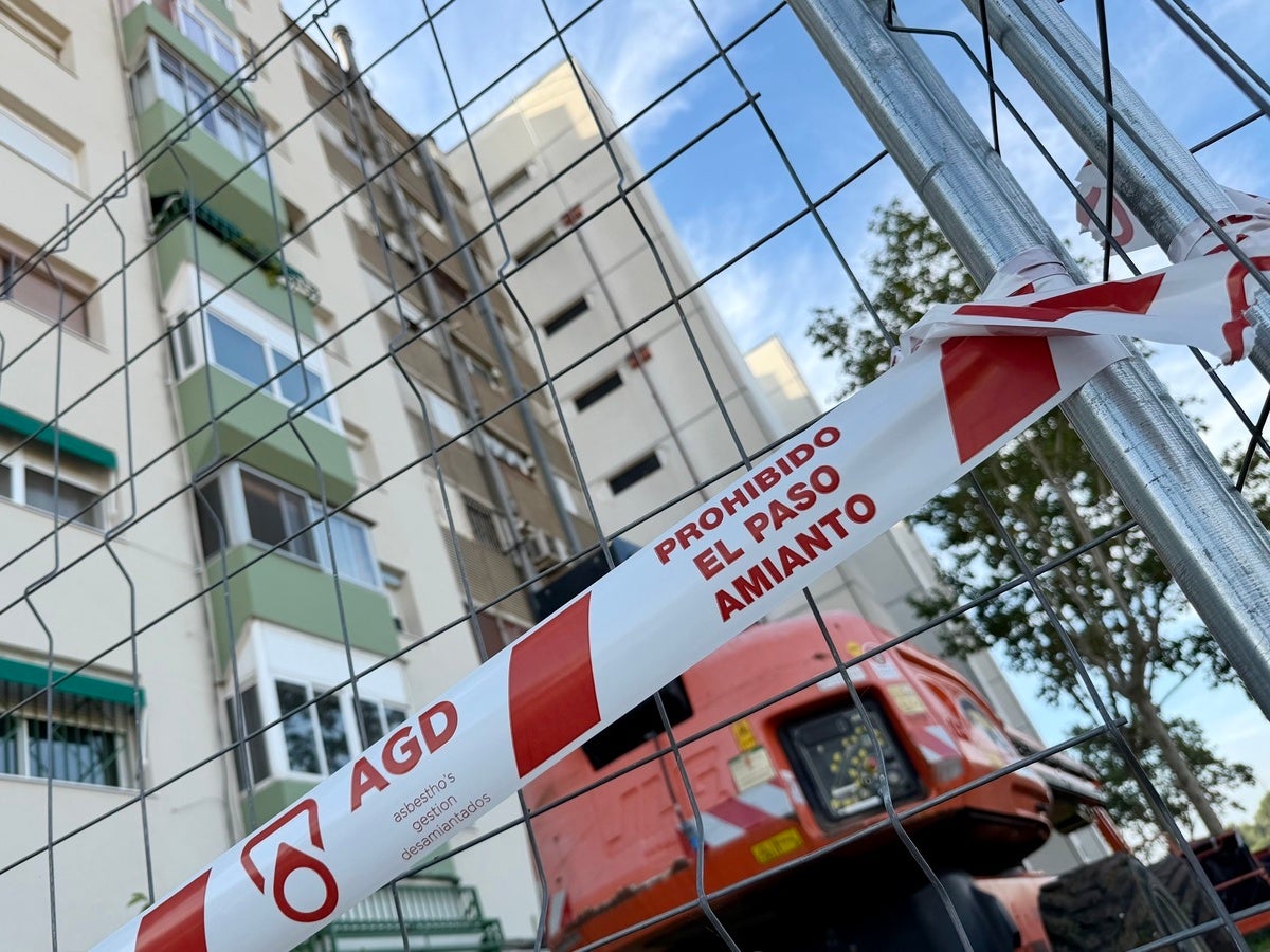Cinta que impedeix el pas a la zona on s'està fent el desamiantat. Autor: ACN/Albert Segura.