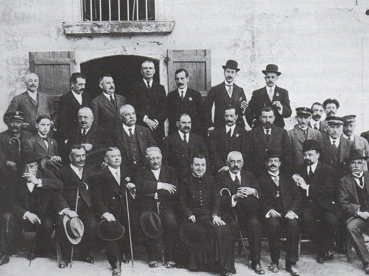 Regidors i funcionaris municipals en un àpat de germanor a la Salut (1914). Joan Torras Serra a dalt a l'esquerra 