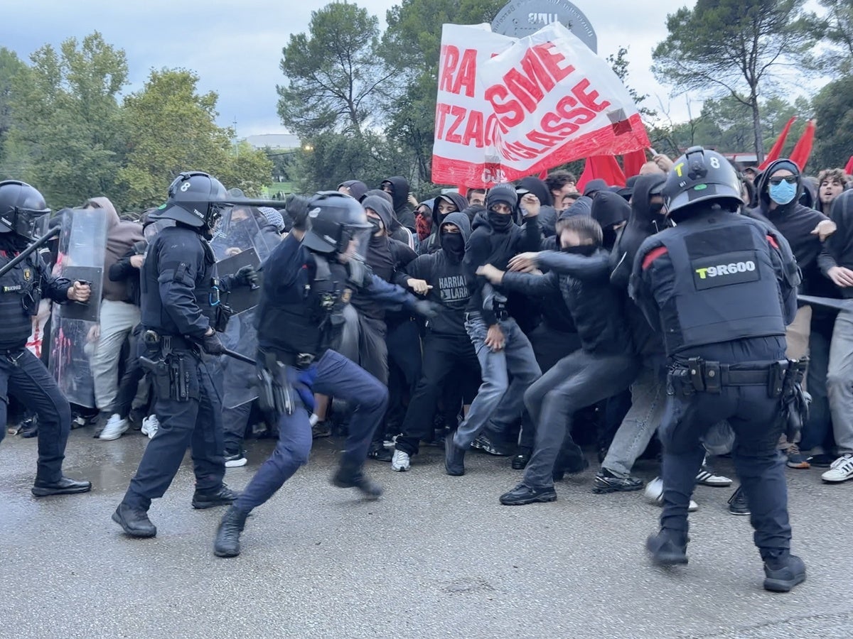 Incidents a la UAB per l'anunciada presència de l'agitador ultra Vito Quiles. Autor: ACN. 