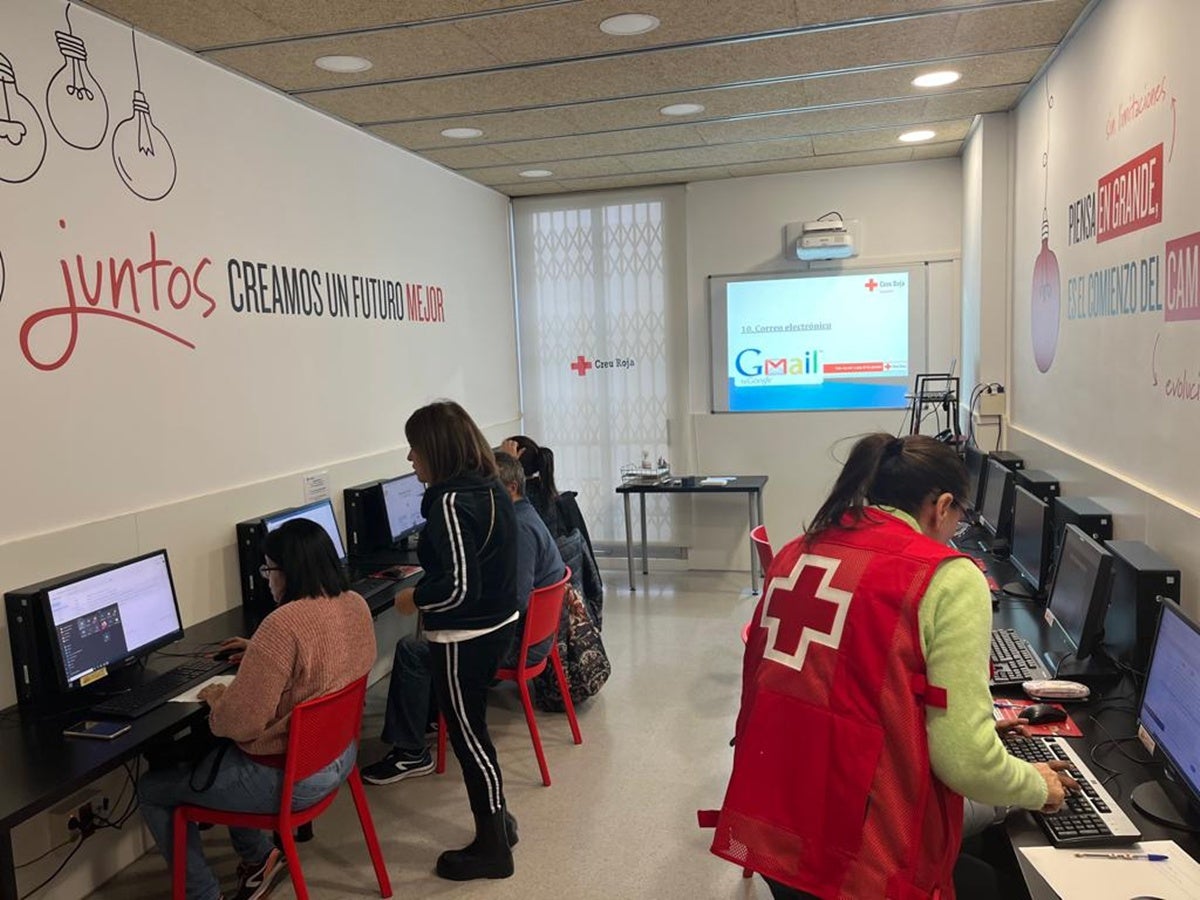 La Sonia Rodríguez ajuda a preparar currículums al Club de Feina de la Creu Roja, on col·labora els dimecres i dijous.