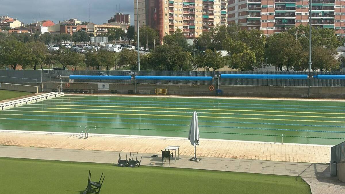 La piscina exterior, avui. Cedida