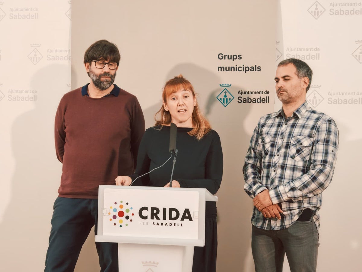 Els regidors de la Crida, Guillem Fuster i Oriol Rifer, acompanyant a la nova regidora, Sandra Alcaide. Autor: Albert P.