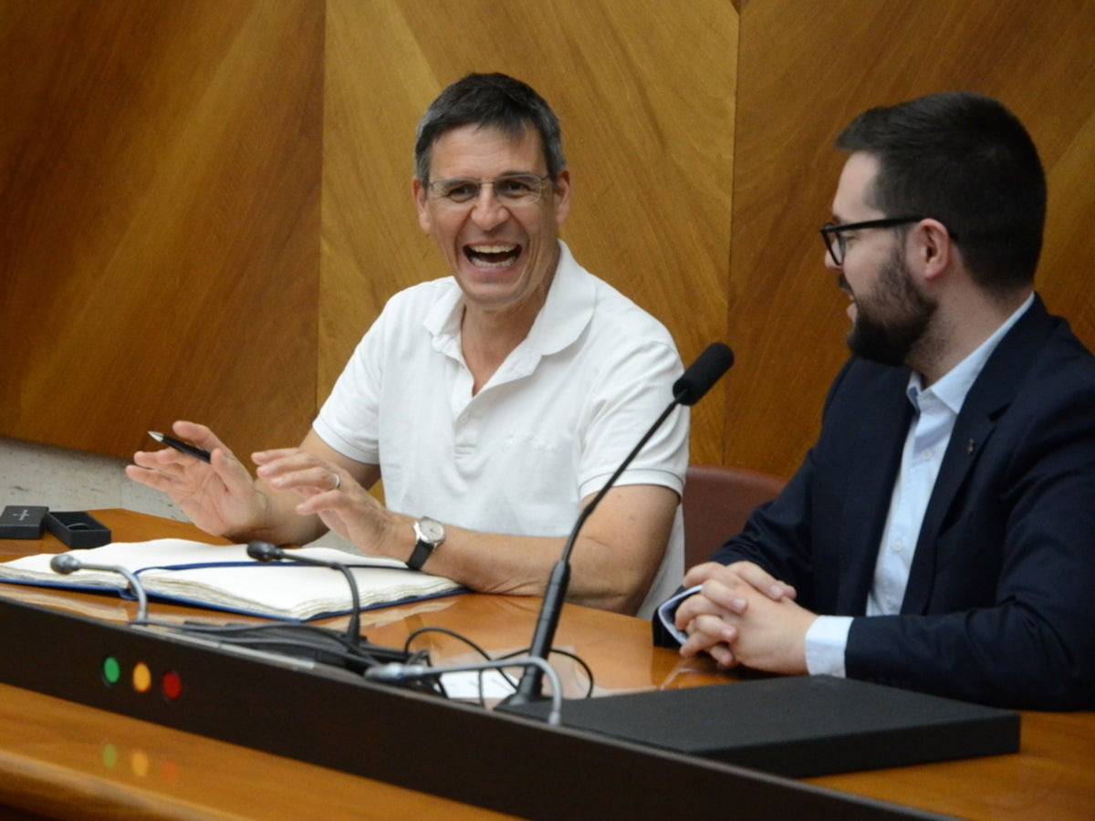 Didier Queloz, premi Nobel de la Física, amb el tinent d'alcaldessa Eloi Cortés durant la recepció institucional a l'Ajuntament. Autor: Jordi M.