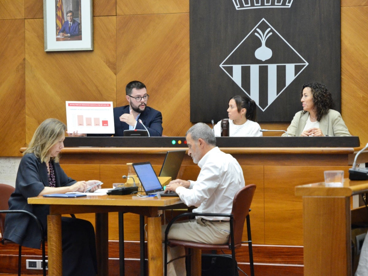 El portaveu del PSC, Eloi Cortés, amb un gràfic sobre les ordenances. Autor: J.d.A. 