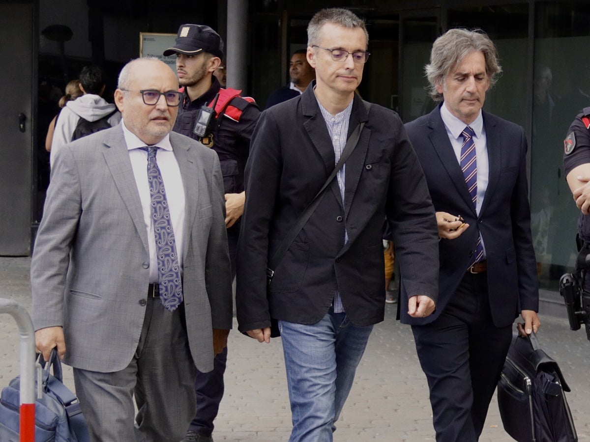 Laiglesia, al mig, acompanyat del seu lletrat, sortint del Tribunal d'Instància de Sabadell. Autor: ACN. 