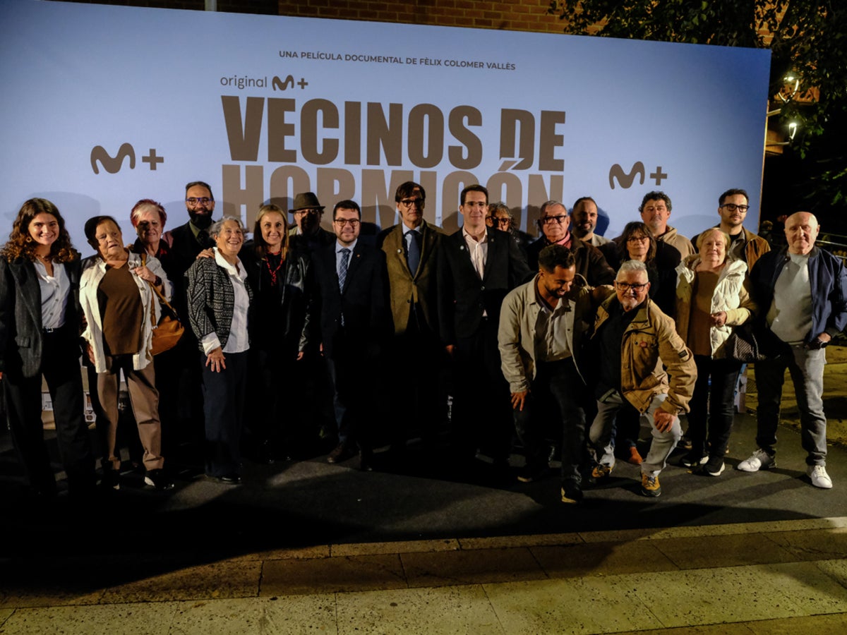 Equip de 'Vecinos de Hormigón', amb autoritats. Autor: Ajuntament de Badia.