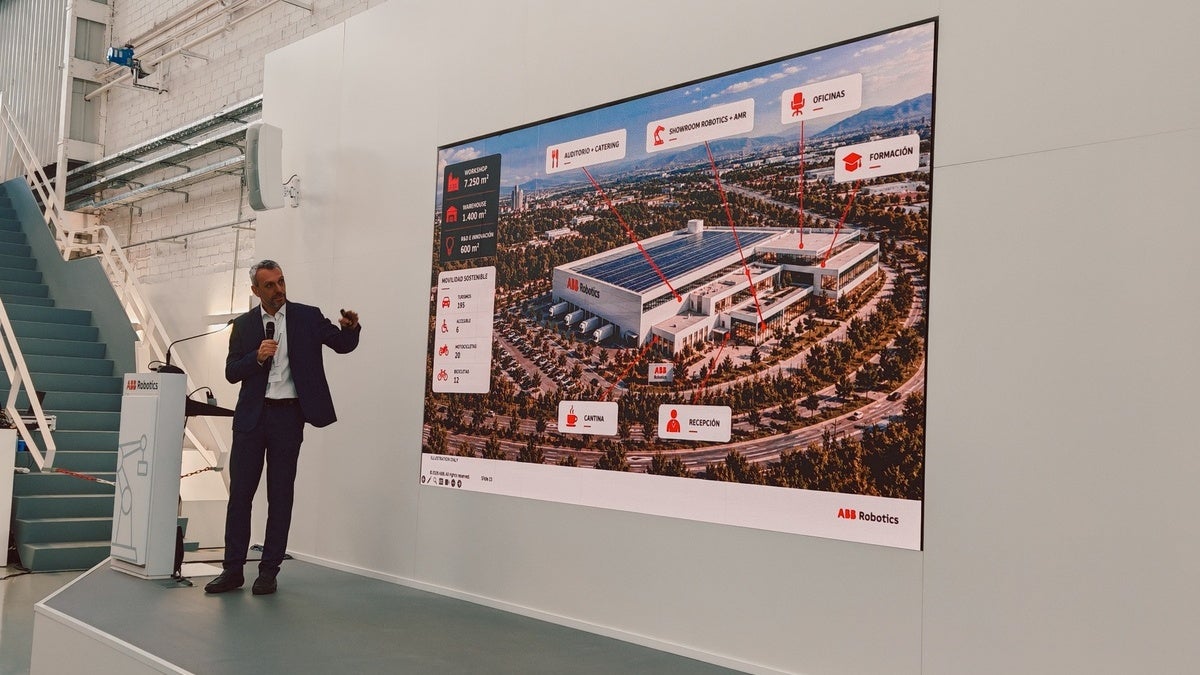 Sergi Martín, exposant el render del nou centre. Autor: Albert P.
