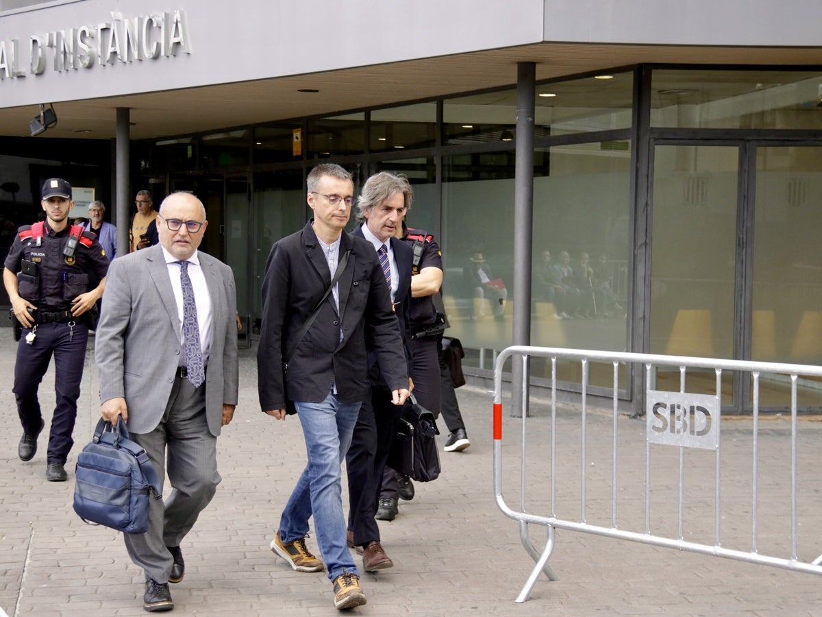 Laiglesia, al mig, acompanyat del seu lletrat, sortint del Tribunal d'Instància de Sabadell. Autor: ACN.