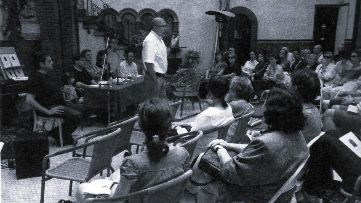 En la presentació del Quadern de Versàlia dedicat a Rilke, al pati de l'Alliance, 18 de juny de 2011.