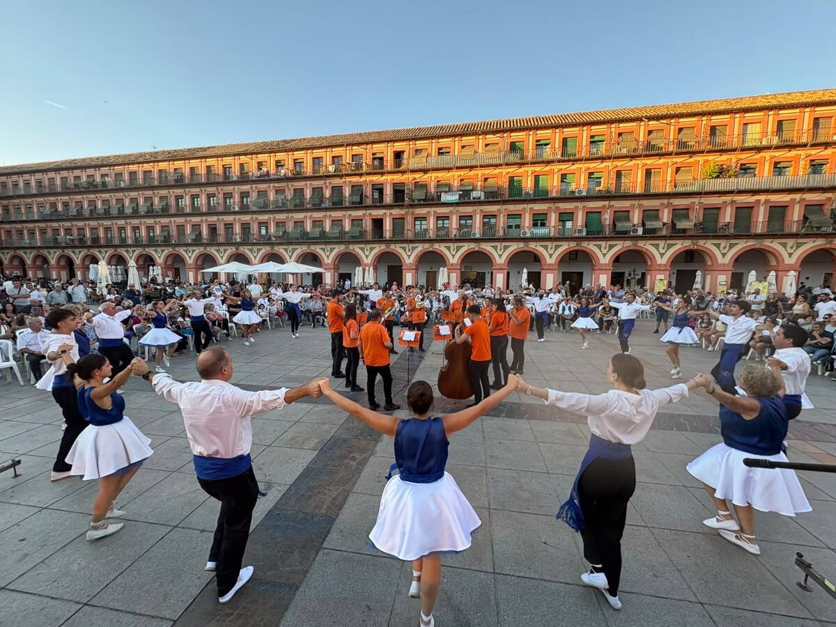 El grup sardanista Mirant al Cel i la Cobla Contemporània, actuant a la plaça Corredera. Autor: cedida.