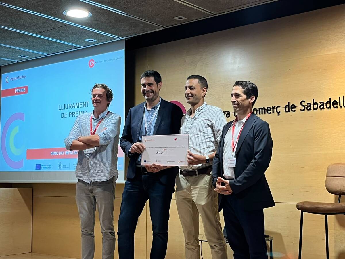 Aymen Jemni i Josep Maria Margarit (AiQuos), rebent el primer premi. Autor: Jordi M.