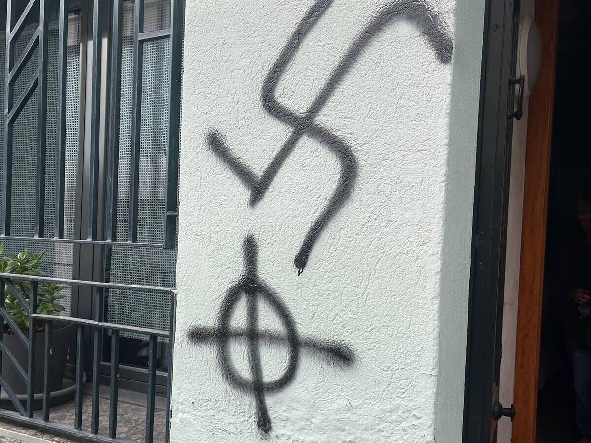 Pintades a una casa amb estelades. @marcossul via X.