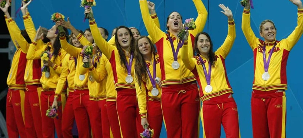 Foto portada: l'equip femení de waterpolo, celebrant la seva plata a Londres 2012.