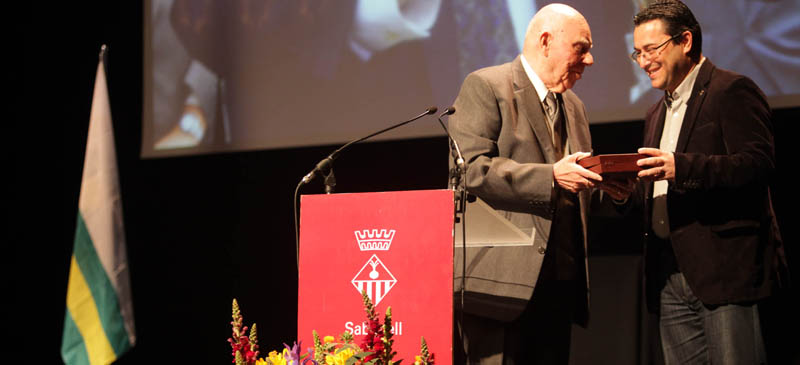 Foto portada: Francesc Olivella, amb l'alcalde de Sabadell, Joan Carles Sánchez, l'any 2013, quan va rebre la Medalla de la Ciutat. Autor: David B.