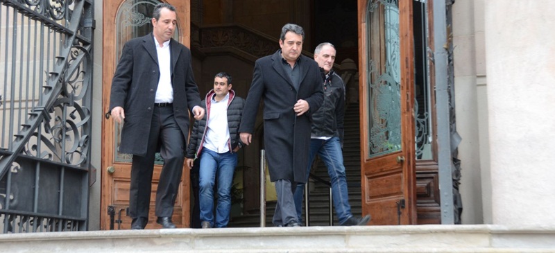 Foto portada: Francisco, Joaquim y Manuel Bustos, saliendo del TSJC, acompañados del concejal Lluis Monge, al final del juicio. Autor: David B.