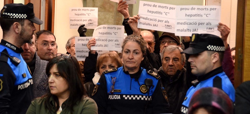 Foto portada: veïns al vestíbul de la sala de plens. Autor: David B.