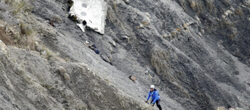 Foto portada: militars i operaris francesos, a la zona de l'accident.