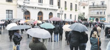 Minut de silenci per la tragèdica de GermanWings, a la plaça Sant Roc. Autor. David B.
