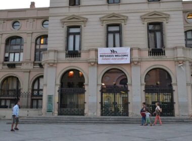 Foto portada: pancarta a la plaça del doctor Robert. Autor: j.d.A.