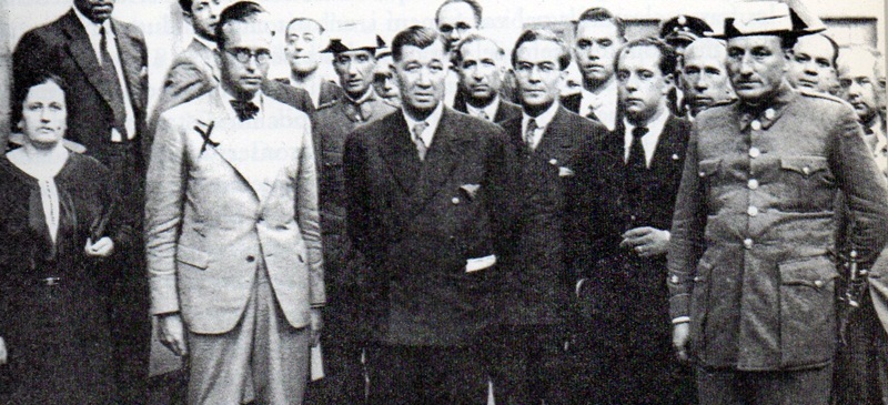 Dencàs, amb una creu al vestit, al costat de la regidora Fidela Renom, i l'alcalde Magí Marcé, l'any 1934