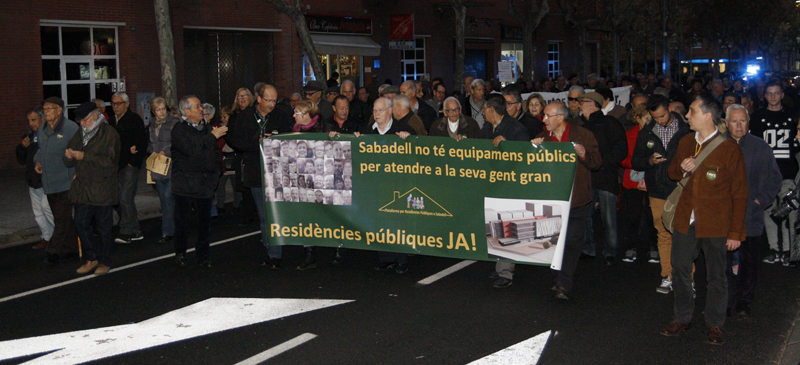 Foto portada: un moment de la manifestació, que ha anat de la Creu de Barberà fins el Centre. Autora: Dihör.