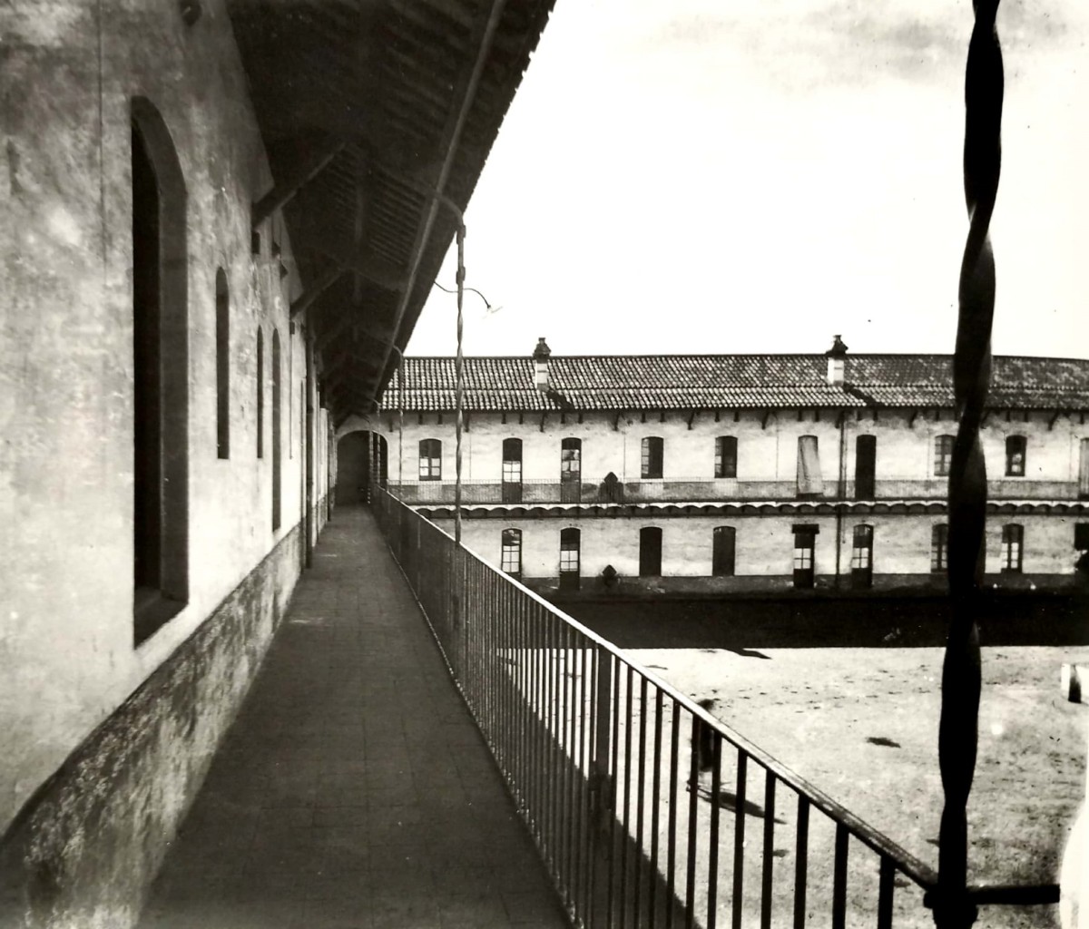 La caserna. Autor: F.Casañas (1915-1920).