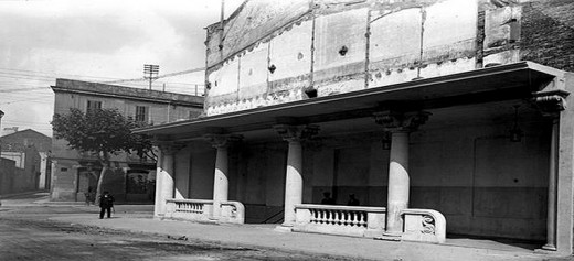 Estació històrica dels Ferrocarrils de Catalunya a la Rambla. 