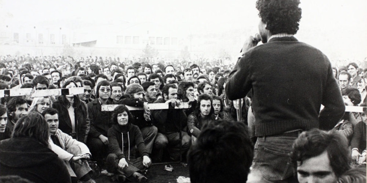 José Bravo dirigint la paraula als assistents a l’assemblea a les Pistes d’Atletisme de Sabadell durant la vaga general. 26 de febrer de 1976