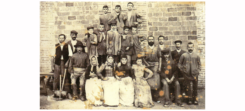 Foto portada: grup d'obrers sabadellencs cap al 1890. Autor desconegut.