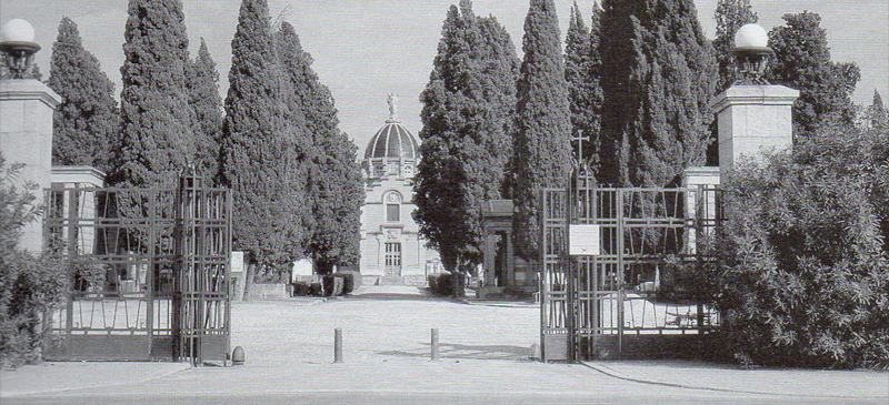 Porta principal del cementiri de Sant Nicolau, conegut ara com a cementiri vell.