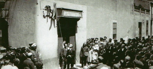 Inauguració de la placa del carrer Bèlgica en substitució del carrer Jardí el novembre de 1918. Autor: Francesc Casañas/AHS