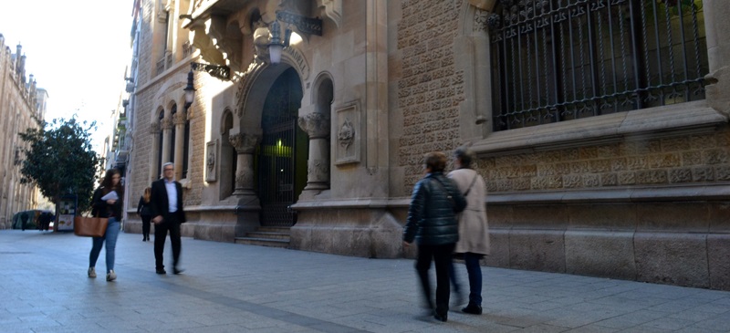 Foto portada: entrada a l'edifici modernista de la Fundació Antiga Caixa Sabadell 1859. Autor: J.d.A