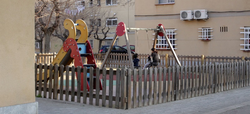 Foto portada: jocs infantils al carrer de Goya, a Campoamor. Autora: Nerea Bueno.