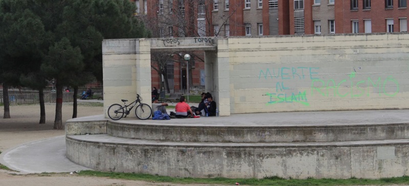 Foto portada: pintada islamòfoba a la plaça de Pompeu Fabra, a Torreguitart. Autor: Nerea Bueno.