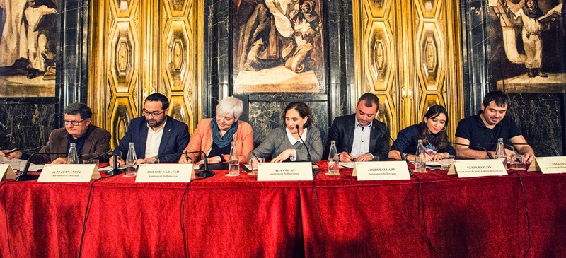 Foto portada: Tejedor, Fernàndez, Sabater, Colau, Ballart, Parlon i Escolà. Autor: Ajuntament de Barcelona / cedida.