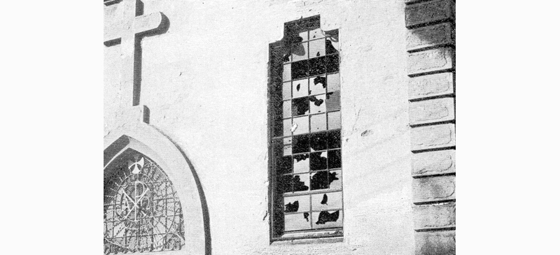 Foto portada: vidriera de l'església anglicana del carrer Duran i Sors apedrega per gups ultracatòlics.