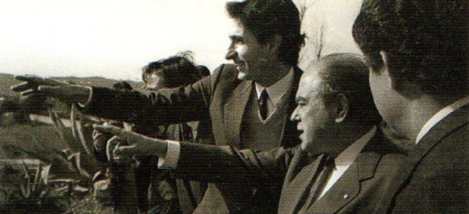 Antoni Farrés i Jordi Pujol a la visita dels terrenys (març 1988). Autor desconegut.