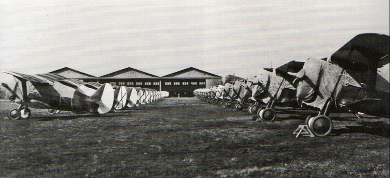 Avions Polikarpov I-15 (Chatos) incautats per l'exèrcit franquista en el camp d'aviació de Sabadell (1940). Autor desconocido. Arxiu Renom Llonch/AHS