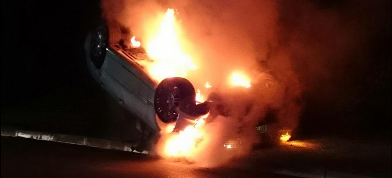 Foto portada: el vehicle bolcat i cremant. Autor: @rodamon62 via Twitter.