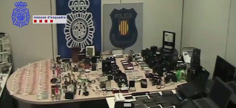 Foto portada: material intervingut durant l'operació. Captura de video de @mossos via Twitter.