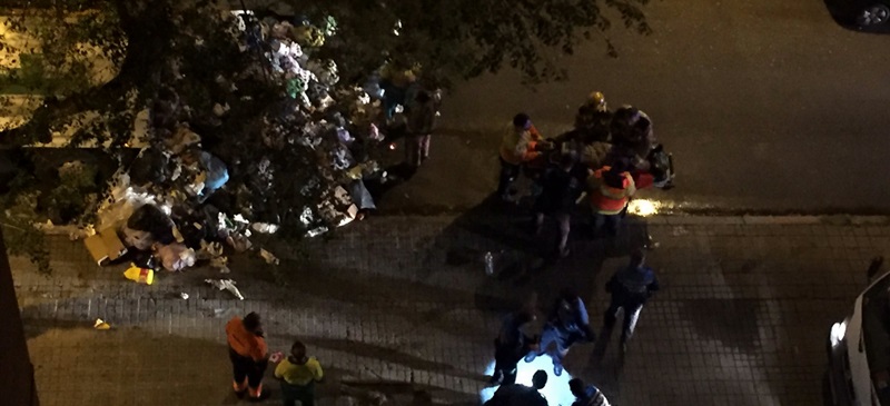 Foto portada: sanitaris i policia, amb el camió buit d'escombraries, al carrer Duran i Sors. Autor: @deosringas via Twitter.