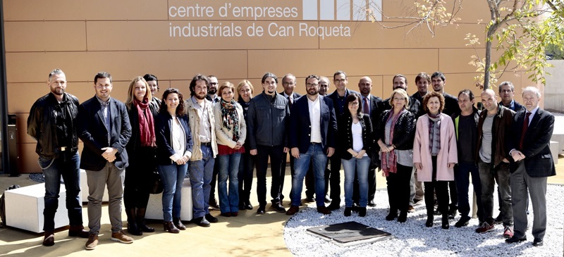 Foto portada: alcaldes, regidors i representants del món econòmic, al Centre d'Empreses Industrials de Can Roqueta. Autor: Ajuntament / cedida.