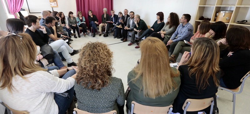 Foto portada: reunió entre administracions, mestres i associacions de pares i mares. Autor: Ajuntament / cedida.