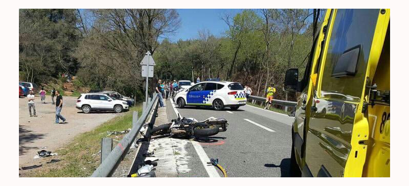 Foto portada: la motocicleta a la calçada després de l'accident. Foto: @antiradarcatala via Twitter.