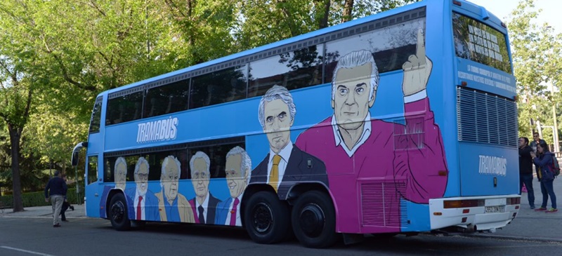 Foto portada: l'anomenat 'Tramabus', a Madrid. Autor: @pabloiglesias via Twitter.