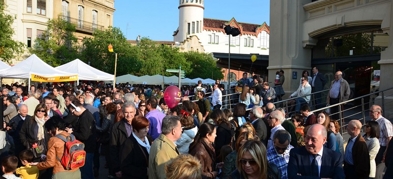 Foto portada: celebració de Sant Jordi, al Mercat Central, l'any 2013. Autor: David B.