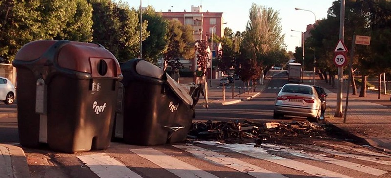 Foto portada: contenidors cremats a Sant Julià. Foto: Pepi Garcia via Facebook.