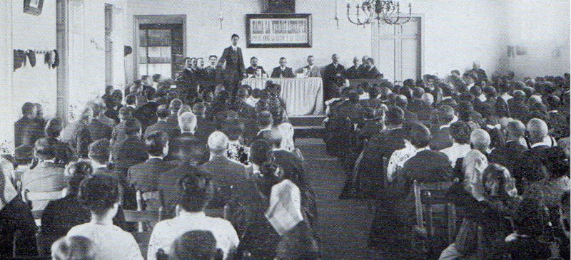 Foto portada: Una de les conferències dominicals del Centre d'Estudis Psicològics al local del carrer Indústria.