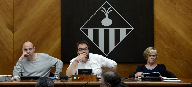 Foto portada: el tinent d'alcalde, Joan Berlanga, l'alcalde, Juli Fernàndez, i la tinent d'alcalde, Marisol Martínez. Autor: David B.