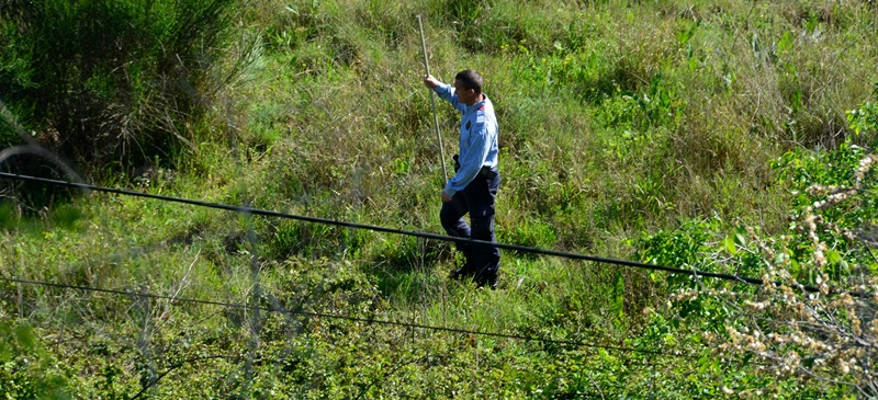 Foto portada: un mosso d'esquadra mirant en els camins d'accés al riu Ripoll, fa uns dies Autor: David B.